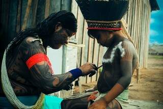 Pintura corporal feita pelos indígenas. (Foto: Denise Farias). 