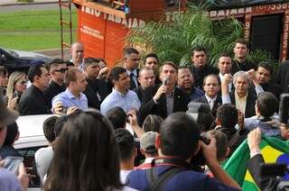Antes de entrar no Grand Park Hotel, Bolsonaro conversou com simpatizantes sobre diversos assuntos (Fotos: Alcides Neto)
