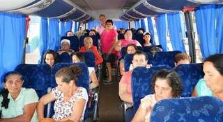 Moradoras de Itaquiraí embarcam em ônibus para fazer exames de mamografia em Cascavel, no PR (Foto: Guiomar Biondo/Divulgação)