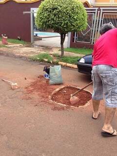Moradora contrata pedreiro para reparar buraco em frente a sua casa (Foto: Direto das Ruas)