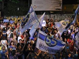Torcida dos candidatos se aglomeram no lado de fora do Sesc Horto (Foto: Alcides Neto)