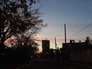 Amanhecer de quinta-feira visto pela avenida Fernando Corrêa da Costa em Campo Grande (Foto: Saul Schramm)