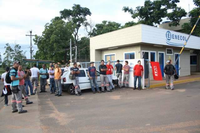 Enersul n&atilde;o cumpre acordo e terceirizados voltam a protestar, diz sindicato