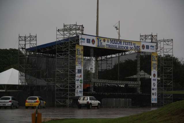 Apesar da chuva, comerciantes v&atilde;o a Festa do Trabalhador que foi cancelada