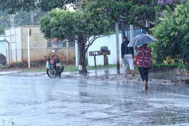 Chuva fraca cai na Capital e clima ameno deve permanecer todo o dia