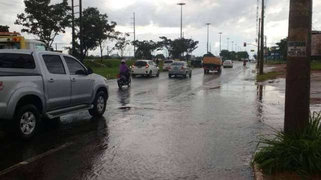 Pancadas de chuva atingem algumas regi&otilde;es da cidade nesta tarde