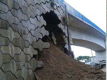 Chuva causa deslizamento em cabeceira e tr&acirc;nsito na MS-184 fica restrito 