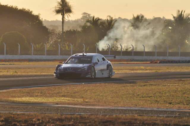  Estrat&eacute;gia e resist&ecirc;ncia devem marcar etapa da Stock Car hoje na Capital