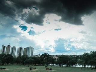 Céu nublado encobre o Parque das Nações Indígenas na tarde desta sexta-feira (Foto: Marcos Ermínio) 