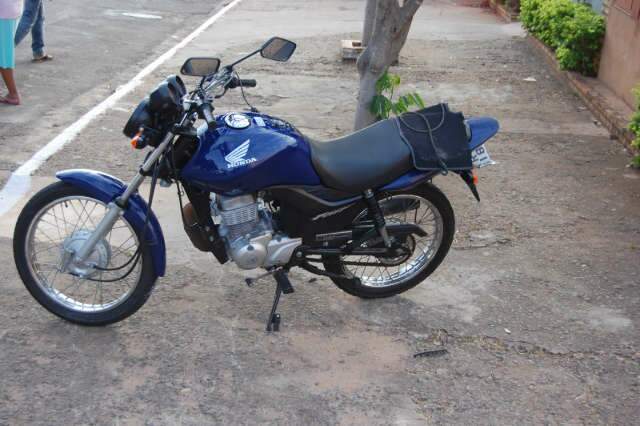  Carro invade preferencial e foge ap&oacute;s colidir em motocicleta