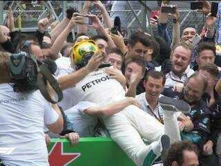 Hamilton comemora vitória no GP do Brasil, que ajudou a Mercedes a conquistar o Mundial de Construtores. (Foto: F1.com/Twitter/Reprodução)