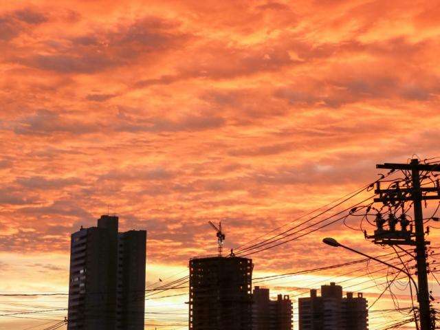 Alerta &eacute; de chuvas intensas em todo o Estado, mas calor&atilde;o continua