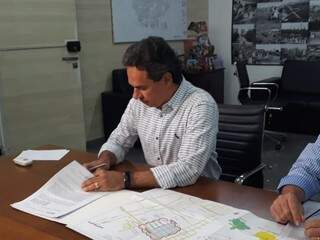 Prefeito de Campo Grande, Marquinhos Trad (PSD). assina documento sobre obra de pavimentação. (Foto: Mayara Bueno).