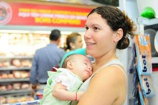 Alexia, de 3 meses, foi com a mãe e a avó ao supermercado.