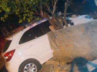 Carro destruiu muro na Vila Duque de Caxias (Foto: Direto das Ruas) 