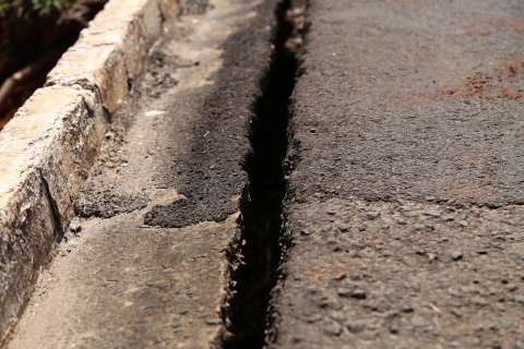 Cratera ameaça desmoronar asfalto e interdita faixa na Ernesto Geisel
