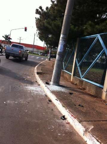 Rapaz &eacute; lan&ccedil;ado para fora de ve&iacute;culo em acidente na Avenida F&aacute;bio Zahran 