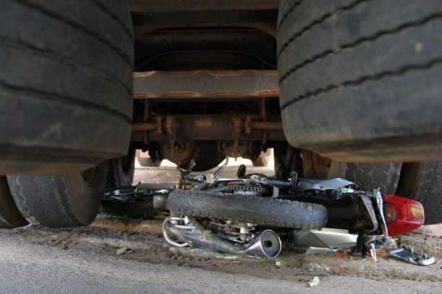 Moto para embaixo de caminh&atilde;o, mas condutor sobrevive a atropelamento 
