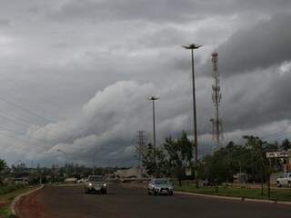 &quot;Nuvens carregadas&quot; cobra céu da Capital na saída para Três Lagoas nesta manhã (Foto: Henrique Kawaminami)