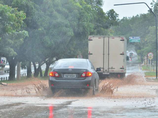  Chuva forte na tarde de hoje deixou moradores da regi&atilde;o norte em alerta