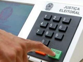 Eleitor confirmando voto na urna eletrônica; neste domingo, ato será praticado por 7 mil eleitores em Tacuru (Foto: TSE/Divulgação)