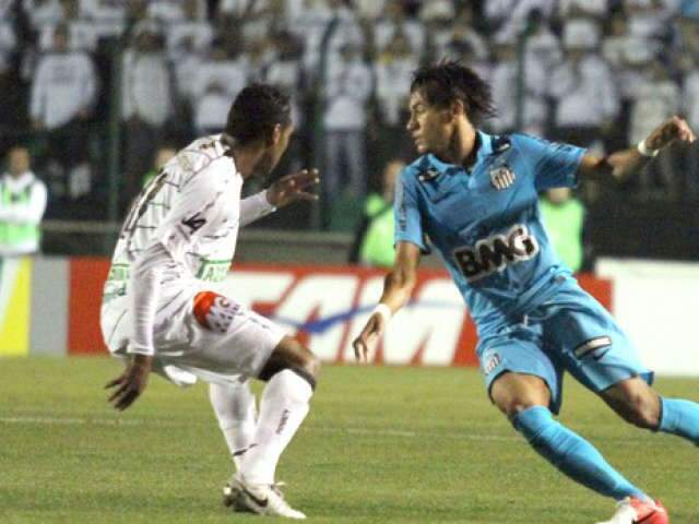  Em maratona de jogos, Neymar faz um gol na vit&oacute;ria do Santos por 3 a 1