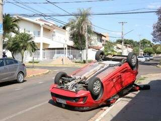 Motorista invade preferencial e causa capotagem no Ch&aacute;cara Cachoeira