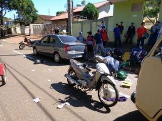 Momento em que motociclista era socorrida por uma equipe do Samu. (Foto: 94 FM de Dourados)