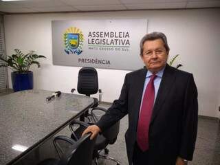 Deputado Onevan de Matos (PSDB) pousa para fotos na sala da presidência da Assembleia (Foto: Leonardo Rocha)