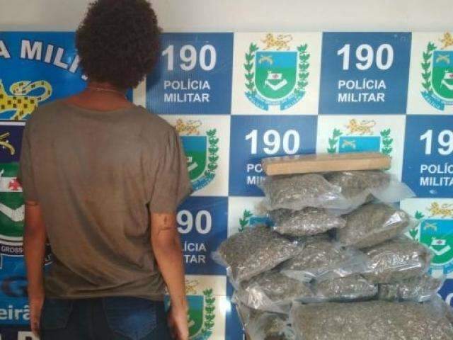 Jovem de 19 anos &eacute; presa com pacotes de supermaconha na bagagem 