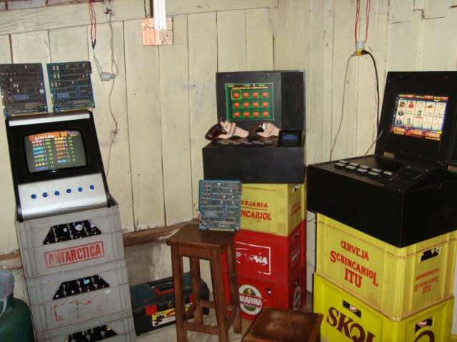 Operação da Defron e DOF fecha cassino e apreende armas em Dourados