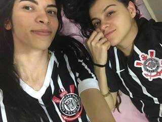 Luany e Kris estão juntas há 1 ano e dividem o amor pelo Corinthians. (foto: Arquivo Pessoal)
