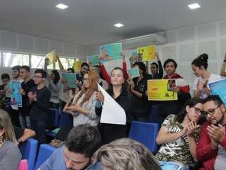 Estudantes se mobilizaram contra a possibilidade de a UFMS fechar cursos no Estado. (Foto: Kísie Ainoã)