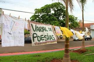 Companhia expõe 97 peças do Varal de Poesias de Manoel de Barros, a convite da prefeitura (Foto: Fernando Antunes)