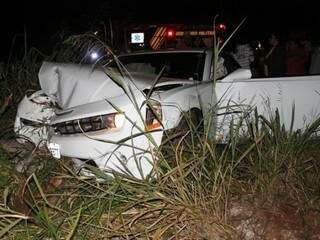 O veículo teve a parte frontal completamente destruída. (Foto: IviNoticias) 