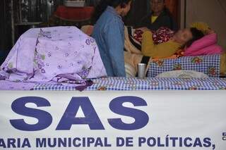 Pessoas dormem nos estandes porque não há segurança em Arraial de Santo Antonio 2013 (Foto: Cleber Gellio)