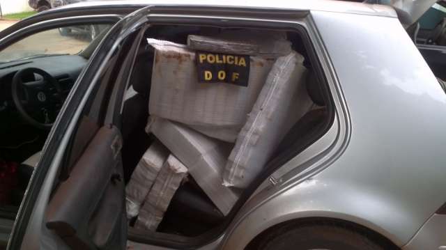 Pol&iacute;cia apreende mais de meia tonelada de maconha em carro