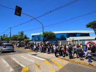 Concentração de estudantes em frente à Uniderp, um dos locais de aplicação do Enem em Campo Grande (Foto: André Bittar/Arquivo)