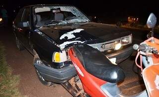 Moto Biz ficou preso nas ferragens do carro após a batida (Foto: Ivinoticias)