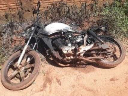 Jovem desaparece e motocicleta é encontrada queimada na fronteira 