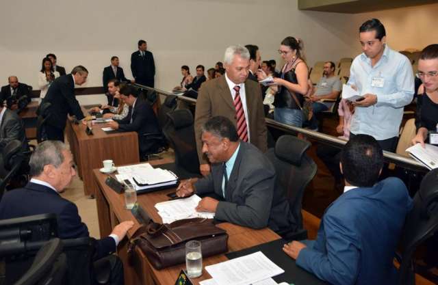 Ap&oacute;s ren&uacute;ncia, deputados lamentam caso que prejudica classe pol&iacute;tica