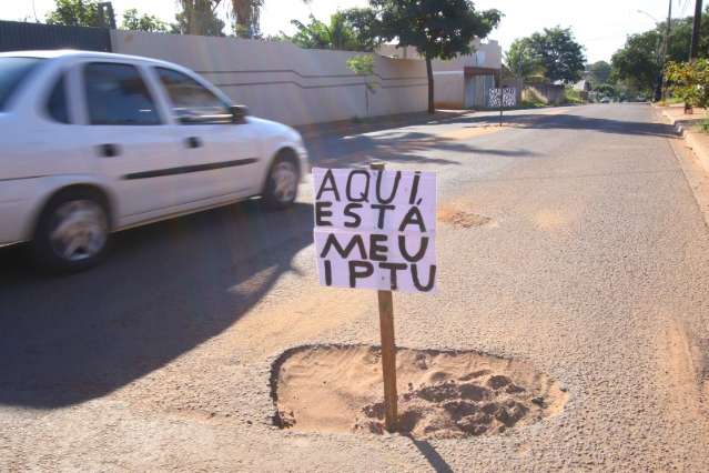 Placas colocadas na madrugada chamam aten&ccedil;&atilde;o para cruzamento esburacado