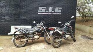 As duas motos Honda Bros recuperadas pela polícia (Foto: Adilson Domingos)