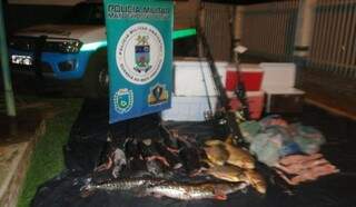 Ao todo foram apreendidos 80 quilos de peixes fora das medidas permitidas e 52 quilos de carne de jacaré, além dos petrechos. (Foto: Divulgação PMA) 