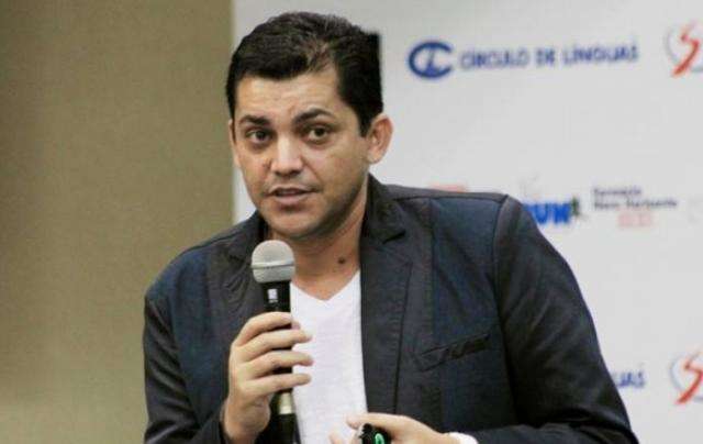 Cene confirma sa&iacute;da de 3 titulares e t&eacute;cnico Cl&aacute;udio Roberto diz &quot;at&eacute; logo&quot;