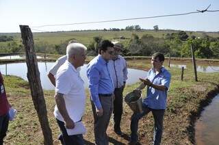 Prefeito e secretários fizeram visita para conhecer tanques de criação de peixes (Fotos: Marcelo Calazans)
