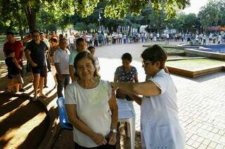Vacinação na praça Ary Coelho foi antecipada em uma hora diante da longa fila. (Foto: Saul Schramm)