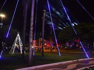 Iluminação de Natal foi inaugurada nesta terça-feira em Campo Grande (Foto: Paulo Francis)