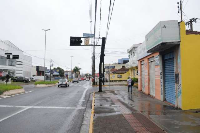 Agetran substitui sem&aacute;foro que entortou com o vento durante temporal 