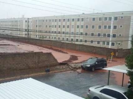 Chuva derruba parte de muro de condomínio no Bairro Pioneira